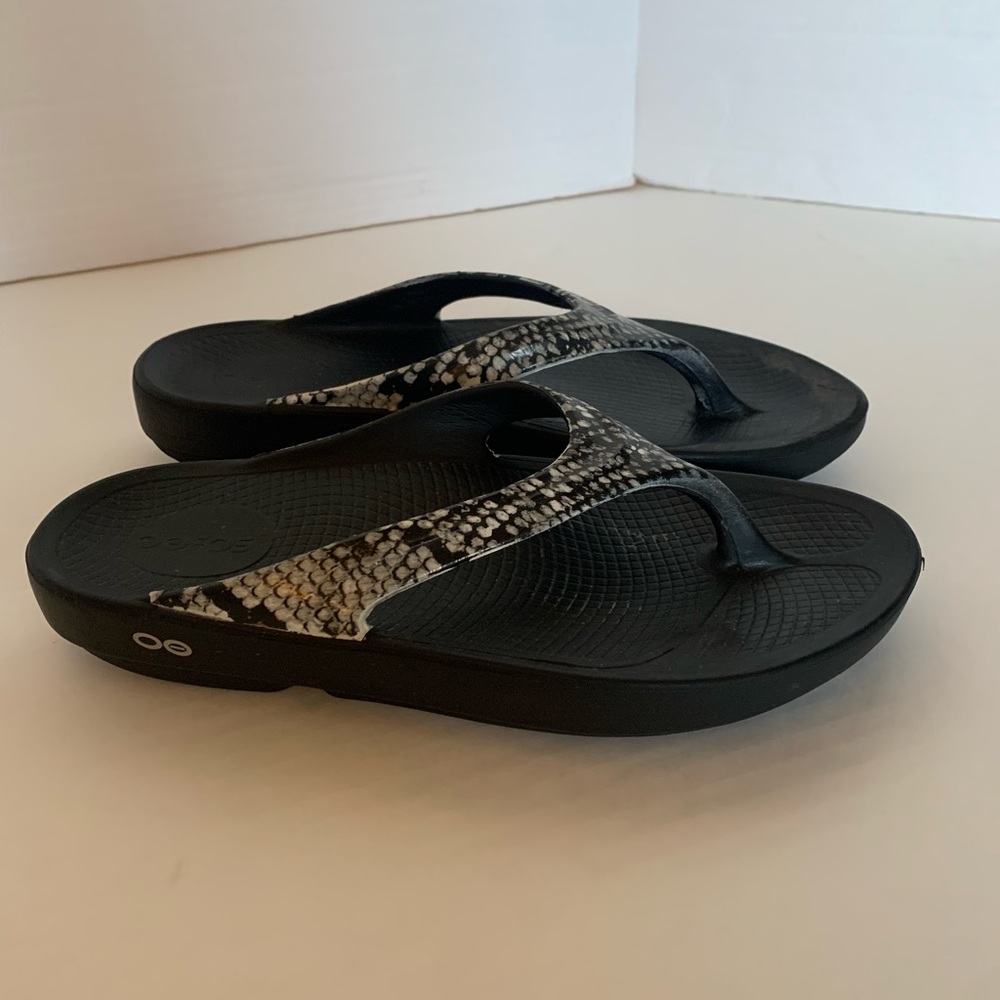 Women’s OOFOS Flip Flops 10